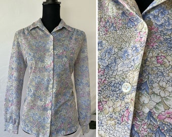 « La blouse ANNE : boutonnée fleurie des années 1970 » par rrruss