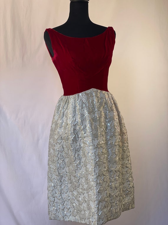 The HOLLY Dress: 1950s Red and Silver Cocktail Dr… - image 2