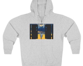Sudadera con capucha y cremallera con diseño surrealista de una puerta, figura solitaria y paisaje nocturno.