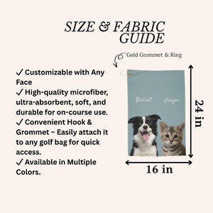 Op de afbeelding: Een lichtblauwe golftouw met een gouden oogje en ring. De handdoek heeft een zwart-witte hond en een tabby kat met de namen "Biscuit" en "Ginger" erboven gedrukt. De handdoek is 16 inch breed en 24 inch lang.