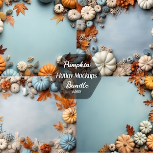 Könnte beinhalten: Vier Mockups mit blauem Hintergrund und Herbstthema. Die Mockups sind mit Kürbissen, Kürbissen, Herbstblättern und anderen herbstlichen Elementen dekoriert. Der Text "Pumpkin Flatlay Mockups Bundle 4 Pack" befindet sich in der Mitte des Bildes.