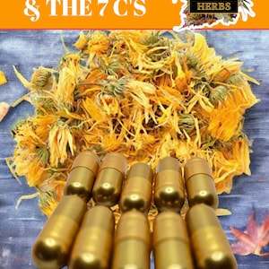 Op de afbeelding: Afbeelding van gedroogde calendulabloemen en gouden capsules. De tekst "CALENDULA & THE 7 C'S" staat bovenaan, met een logo voor "507 HERBS" rechtsboven. De achtergrond is een blauwgrijs houtnerfpatroon. Capsules zijn een gezondheidsproduct.