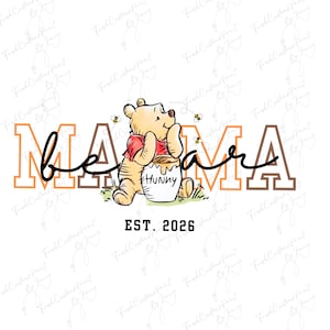 Puede incluir: Diseño gráfico con Winnie the Pooh y la palabra "Mama" en naranja y marrón. El oso está sentado junto a un tarro de miel. El texto "EST. 2026" está debajo del oso.