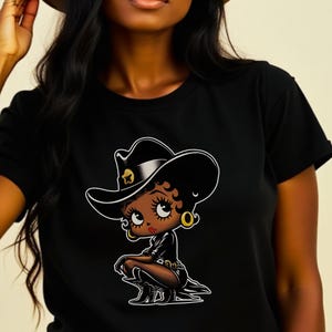 ブラック ベティ ブープ カウボーイ ユニセックス T シャツ、グラフィック T シャツ、ウエスタン スタイル トップ、カウガール カートゥーン シャツ、ファッション ギフト、トレイル ライド、ライン ダンス、保安官