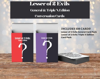 Puede incluir: Dos cajas de cartas de conversación, una roja y negra con el texto "Lesser of 2 Evils: Triple X Edition" y la otra morada y negra con el texto "Lesser of 2 Evils". Ambas cajas tienen un signo de interrogación con cuernos de diablo. En el fondo hay una pila de cartas con el texto "INCLUDES 108 CARDS!"