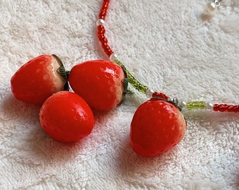 Collier fait main avec fraises, perles vertes et rouges