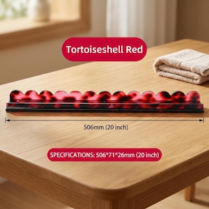 Pode incluir: Uma prateleira de parede com padr&atilde;o de tartaruga vermelha e borda superior recortada. A prateleira mede 506 mm por 71 mm por 26 mm. O texto Tortoiseshell Red e SPECIFICATIONS: 506*71*26mm (20 inch) &eacute; vis&iacute;vel na imagem do produto.