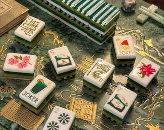Fichas de mahjong con temática de golf y vibrantes grabados estilo neón / Fichas de mahjong acrílicas a rayas verdes