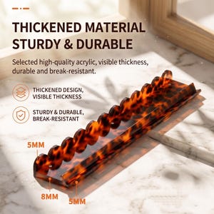Pode incluir: Um suporte de exibi&ccedil;&atilde;o retangular de acr&iacute;lico com um padr&atilde;o de casco de tartaruga marrom e preto. O suporte apresenta uma borda recortada e est&aacute; rotulado com texto incluindo THICKENED MATERIAL, STURDY & DURABLE, e medidas de 5mm e 8mm.
