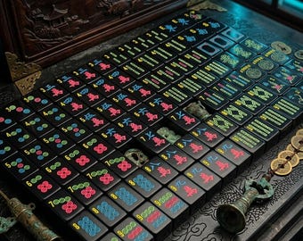 Fichas de Mahjong negras con vibrantes grabados estilo neón / Fichas de Mahjong acrílicas con coloridos diseños