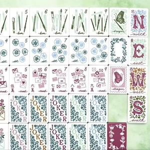 K&ouml;nnte beinhalten: Eine Sammlung von Mahjong-Steinen mit wei&szlig;en Vorderseiten und verschiedenen Illustrationen, darunter Kunstbedarf, Blumen, Umschl&auml;ge, Schmetterlinge und Richtungsbuchstaben. Die Steine zeigen Zahlen, chinesische Schriftzeichen und das Wort Joker in Blumenmustern.