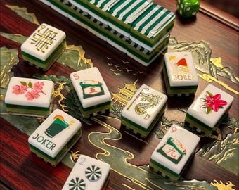 Fichas de mahjong con temática de golf y vibrantes grabados estilo neón / Fichas de mahjong acrílicas a rayas verdes