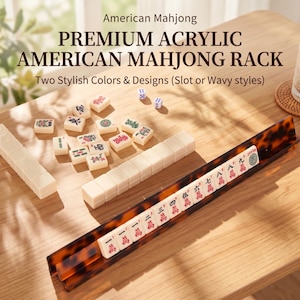 Pode incluir: Um suporte de Mahjong americano em acr&iacute;lico premium com padr&atilde;o de tartaruga, contendo uma fila de pe&ccedil;as na cor marfim com caracteres chineses vermelhos e pretos. O texto diz: American Mahjong, PREMIUM ACRYLIC AMERICAN MAHJONG RACK, Two Stylish Colors & Designs (Slot or Wavy styles).