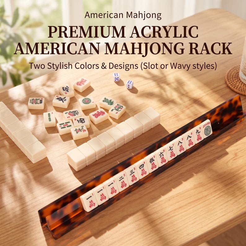 Pode incluir: Um suporte de Mahjong americano em acr&iacute;lico premium com padr&atilde;o de tartaruga, contendo uma fila de pe&ccedil;as na cor marfim com caracteres chineses vermelhos e pretos. O texto diz: American Mahjong, PREMIUM ACRYLIC AMERICAN MAHJONG RACK, Two Stylish Colors & Designs (Slot or Wavy styles).