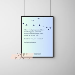 Puede incluir: Un fondo degradado azul y blanco con una cita sobre el amor y la pérdida. La cita dice: "Había un antes de ti y había un durante ti. Por alguna razón, nunca pensé que habría un después de ti. Pero había, y yo estaba en él. Estaré en él para siempre." La cita se atribuye a Colleen Hoover y el título es "Reminders of Him".