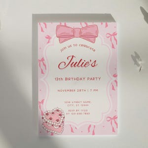 Puede incluir: Invitación a una fiesta de cumpleaños rosa con un lazo rosa, un pastel y el texto "Únete a nosotros para celebrar el cumpleaños número 13 de Julie, 28 de noviembre | 7 PM, 1234 Street Name, City, ST 12345, RSVP antes del 20/11 al 123-456-7890".