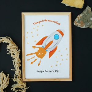 Artisanat d'empreintes de main pour la fête des pères | Cadeau imprimable pour papa | Créations artisanales d'empreintes de main sur le thème de l'espace | Je t'aime sur la lune et vice-versa | Imprimable numérique