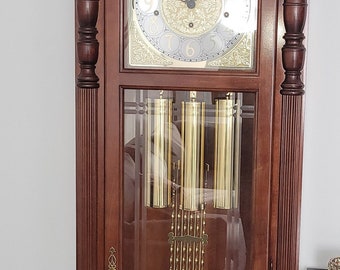 Exquisite Howard Miller Grandfather Clock in Pristine Condition - Timeless Elegance for Your Home