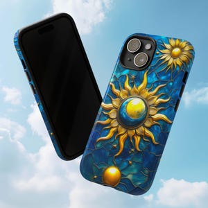Könnte beinhalten: Eine blaue und goldene Handyhülle mit einem Buntglasdesign von Sonne und Mond.