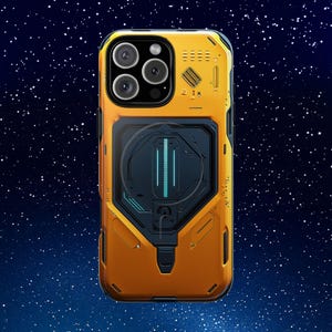 Puede incluir: Una funda de teléfono dorada con una lente de cámara negra y un diseño circular negro y azul en la parte posterior.
