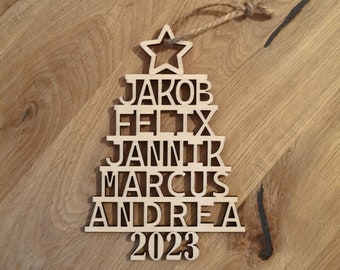 Weihnachtsbaum-Ornament aus Familien-Namen in "Tannenbaum"-Form aus Sperrholz, personalisiert