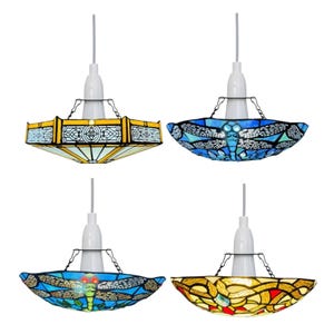 Op de afbeelding: Vier glazen hanglampen met libellenontwerpen. De lampenkappen zijn in verschillende kleuren, waaronder geel, blauw en rood. Elke lamp heeft een witte basis en een ophangdraad.