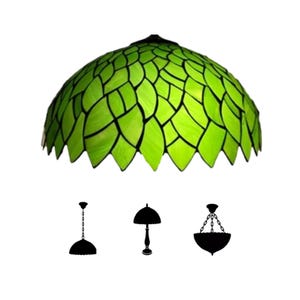 Könnte beinhalten: Ein grüner Tiffany-Lampenschirm mit Blättermuster. Der Schirm ist kuppelförmig mit einem gewellten Rand. Das Bild enthält auch Silhouetten verschiedener Lampenstile, darunter eine Pendelleuchte, eine Tischlampe und ein Kronleuchter.