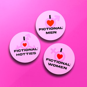 Puede incluir: Tres pegatinas redondas de color rosa con un gráfico en blanco y negro de un corazón con una flecha que lo atraviesa y el texto "Me encantan los ficticios" seguido de "hombres", "guapos" o "mujeres".