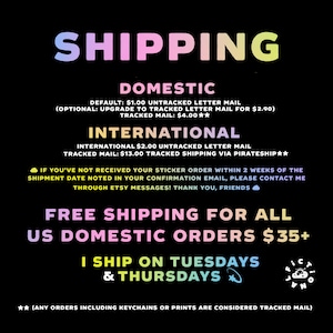 Peut inclure: Fond noir avec du texte multicolore. Le mot "SHIPPING" est en haut. D'autres textes incluent "DOMESTIC", "INTERNATIONAL", "FREE SHIPPING FOR ALL US DOMESTIC ORDERS $35+" et "I SHIP ON TUESDAYS & THURSDAYS".