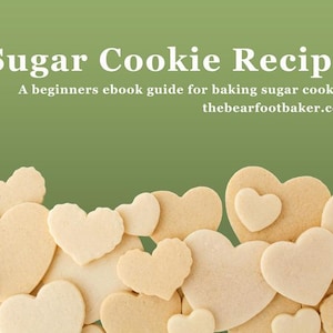 Może przedstawiać: Zielone tło z cukrowymi ciasteczkami w kształcie serca. U góry znajduje się tekst "Sugar Cookie Recipe" z podtytułem "A beginners ebook guide for baking sugar cookies thebearfootbaker.com". Ciasteczka są w różnych rozmiarach i odcieniach beżu.
