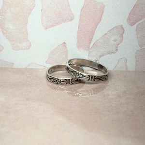 Sterling silver ring with a dainty floral pattern• multiple sizes• 925 solid silver• single stacking ring•