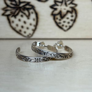 Handcrafted sterling silver flower hoop earrings in multiple sizes•Lightweight•perfect for everyday wear•Gift for her• hypoallergenic•dainty