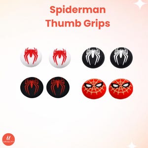 Könnte beinhalten: Acht runde Daumen-Sticks für Gaming-Controller, beschriftet mit Spiderman Thumb Grips. Das Set enthält zwei weiße Sticks mit roten Spinnen, zwei schwarze mit weißen Spinnen, zwei schwarze mit roten Spinnen und zwei rote mit Spinnennetz-Mustern.