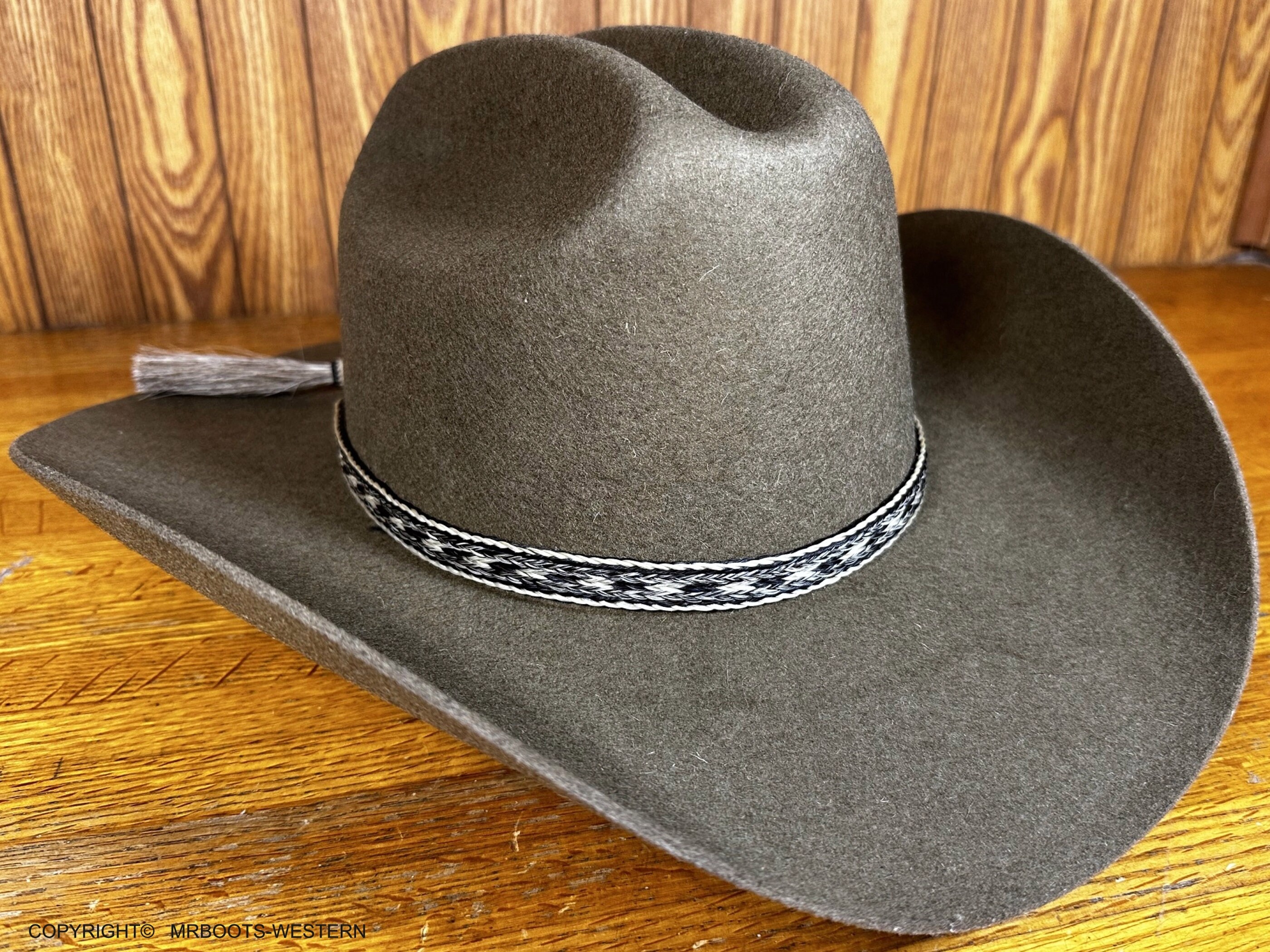 AU-HH05-01 Horse Hair Hat Band Five Strand Natural/Black/Natural/ with Natural Tails and 2 Natural Tassels
