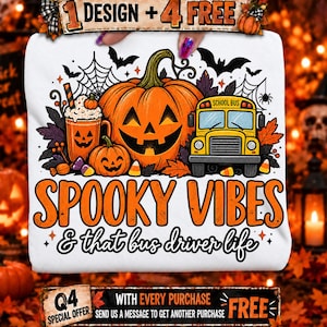 Puede incluir: Una camiseta blanca con un gráfico de una calabaza de Halloween, un autobús escolar amarillo, una taza decorada, murciélagos y telarañas. El texto dice SPOOKY VIBES & that bus driver life, con detalles de hojas de otoño y dulces de maíz.
