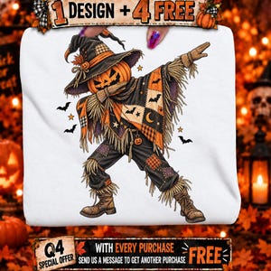 Può includere: Una t-shirt bianca con la grafica di uno spaventapasseri con testa di zucca, cappello da strega e poncho patchwork, in posa dab. Il design include piccoli pipistrelli, stelle e un ciondolo a forma di zucca. Il testo in alto recita 1 DESIGN + 4 FREE.
