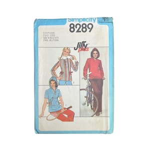 Può includere: Modello di cucito Simplicity vintage 8289. Il modello presenta illustrazioni di tre diversi outfit, tra cui un top con cappuccio e pantaloni. Il modello include due taglie: 9/10 e 11/12 per giovani junior e adolescenti.