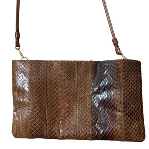 Cartera vintage Clemente de piel de serpiente con correa en marrón mediano - tono tierra