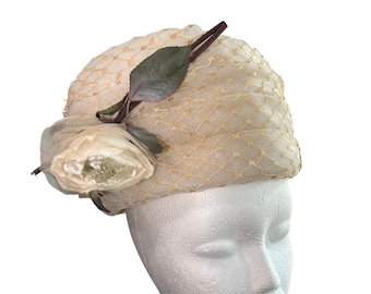 Prodotto in Unione - Vintage - Cappellino a cloche - Crema con decorazioni floreali bianche - Rete di pizzo beige