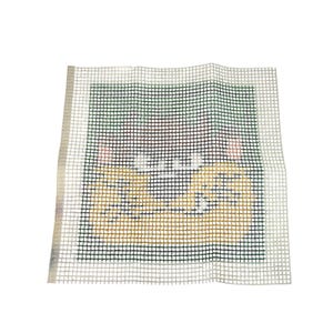 Könnte beinhalten: Ein quadratisches Stück weißer Stickstoff mit einem aufgedruckten Motiv einer stilisierten Kreatur, bestehend aus einem dunkelgrünen Hintergrund, beigefarbenen Armen und kleinen rosa Akzenten, angeordnet auf einem Gitter aus gleichmäßigen Löchern.