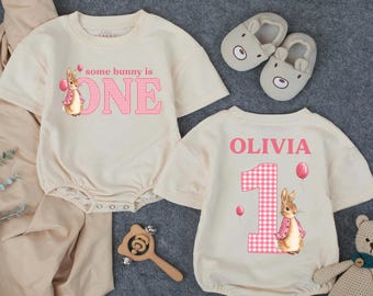 Conjunto personalizado "Some Bunny Is One" para el primer cumpleaños de niña, pelele de burbujas con conejito, conjunto para sesión de fotos de "cake smash"