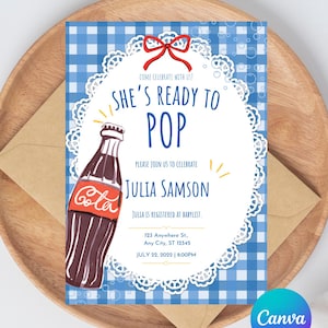 Può includere: Un invito per un baby shower con uno sfondo blu a quadretti e un'illustrazione di una bottiglia di cola. L'invito recita "She's Ready to Pop" e include i dettagli dell'evento per Julia Samson.
