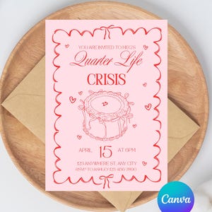 Può includere: Un invito rosa con un bordo rosso e il testo che dice "Sei invitato alla Crisi di un Quarto di Vita di Meg". La carta presenta una torta rossa e bianca con un nastro rosso e il numero 25 in cima. Il testo include anche la data "15 aprile" e l'ora "alle 18:00".