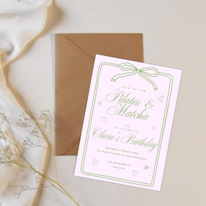 K&ouml;nnte beinhalten: Eine rosa Einladung mit gr&uuml;nen Akzenten, mit dem Text "Pilates & Matcha" und "Olivia's Birthday". Die Einladung ist mit einer Schleife, Herzen und Sternen verziert und wird von einem braunen Umschlag begleitet.