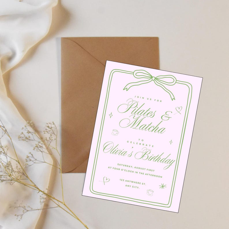K&ouml;nnte beinhalten: Eine rosa Einladung mit gr&uuml;nen Akzenten, mit dem Text "Pilates & Matcha" und "Olivia's Birthday". Die Einladung ist mit einer Schleife, Herzen und Sternen verziert und wird von einem braunen Umschlag begleitet.