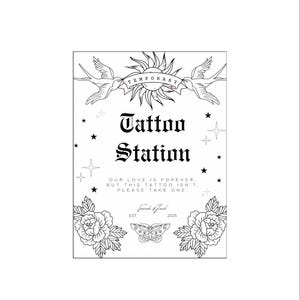 Puede incluir: Ilustraci&oacute;n en blanco y negro de un cartel de estaci&oacute;n de tatuajes con un sol, p&aacute;jaros, flores y una mariposa. El cartel dice "Temporary Tattoo Station" e incluye el texto "Our love is forever, but this tattoo isn't. Please take one." y "Sarah Jack Est 2025".