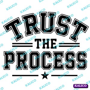 Könnte beinhalten: Ein Grafikdesign mit dem schwarzen Text TRUST THE PROCESS in einer fetten Schriftart im College-Stil. Die Wörter sind in drei Zeilen angeordnet, die durch horizontale Linien getrennt sind, und ein kleiner schwarzer Stern ist unter dem Wort PROCESS zentriert.