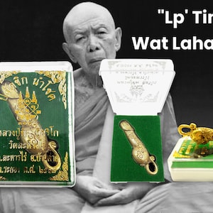 Può includere: Un amuleto dorato a forma di fallo, in una scatola di velluto verde. L'amuleto è inciso con testo thailandese. La scatola è etichettata "Lp' Tim" e "Wat Lahan Rai".