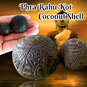 Puede incluir: Tres esferas de cáscara de coco de color marrón oscuro, talladas de forma intrincada. Las esferas están dispuestas en una fila sobre una mano. El fondo es una imagen borrosa de una puesta de sol dorada con una estatua de Buda en el centro.