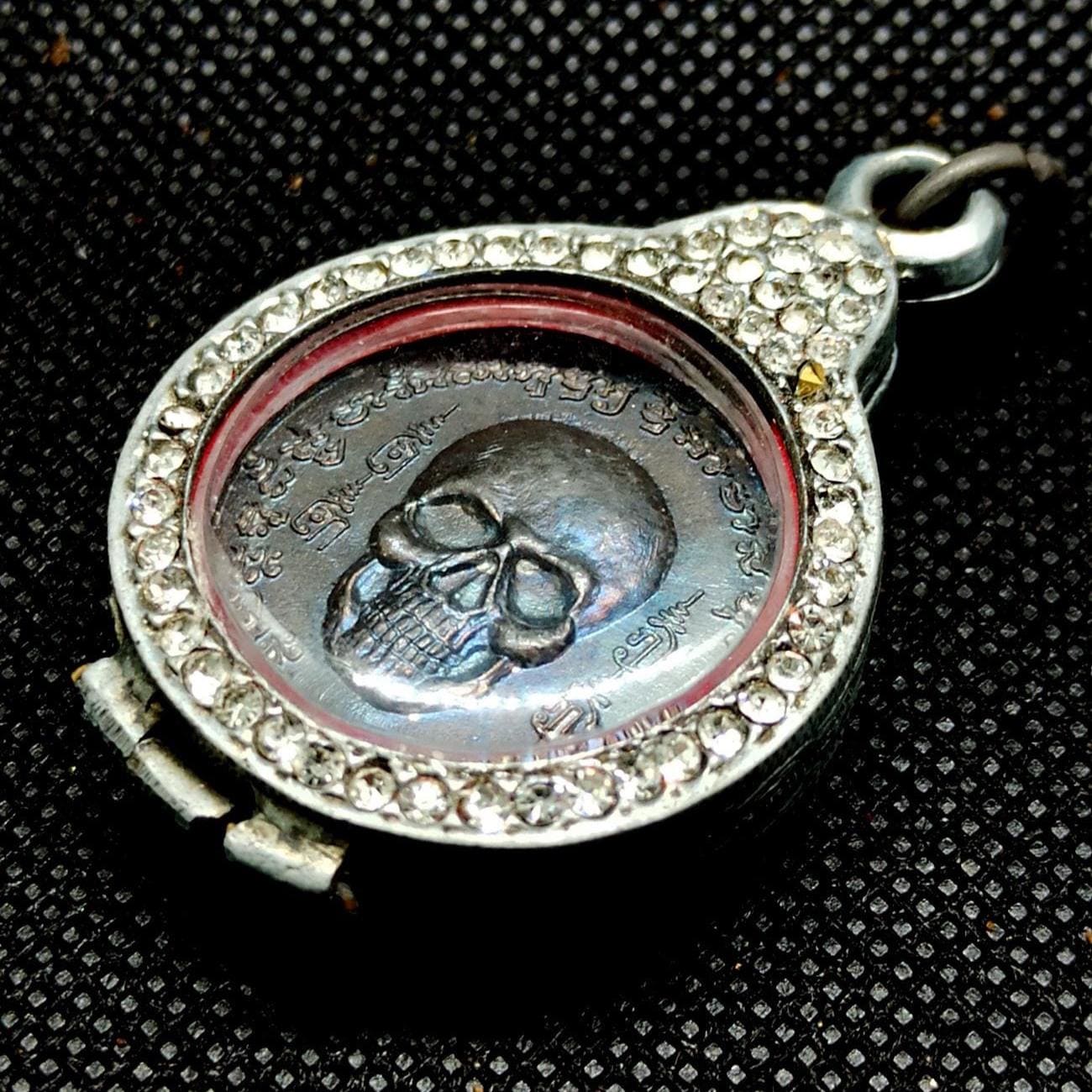 スカル・プライ・クラシブ・コインペンダント:真鍮のお守り、富と幸運